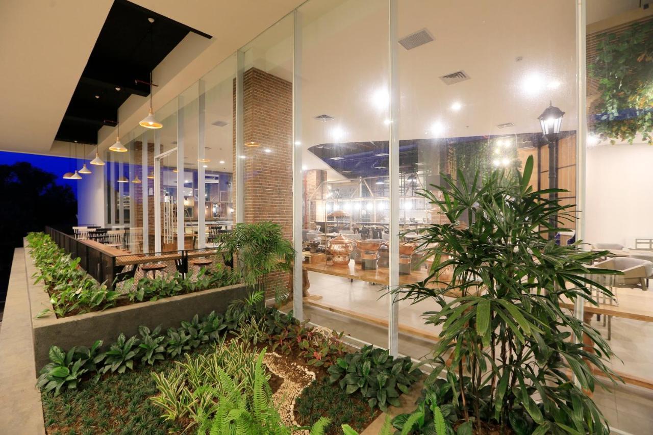 Luminor Hotel Purwokerto By Wh Exterior foto